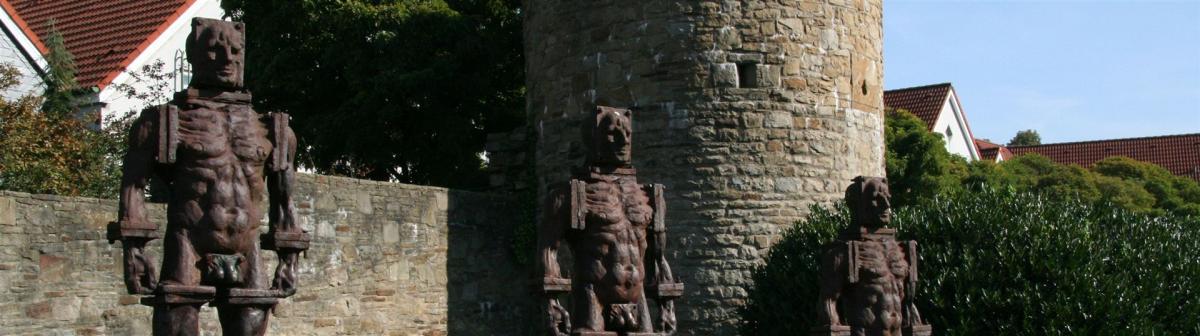 BLick auf "Die Eisenmänner", Hattingen an der Stadtmauer